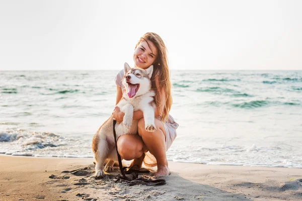 genç güzel beyaz kadın gündoğumu veya günbatımı sırasında plajda güneşin tadını