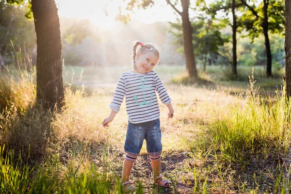Klein meisje spelen in het park — Stockfoto