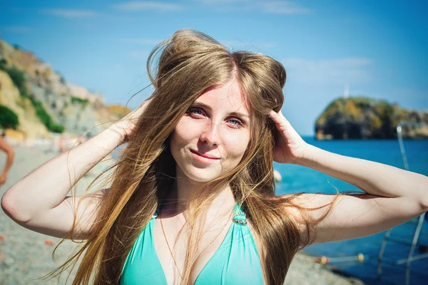 Jeune femme caucasienne sur une plage, profitant du soleil et de la liberté — Photo