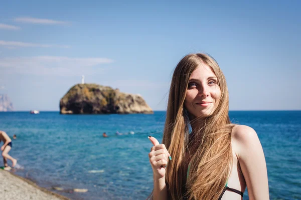 Jovem caucasiano fêmea em uma praia, desfrutando do sol e liberdade — Fotografia de Stock