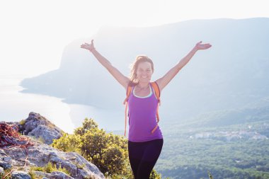 mutlu beyaz kadın ayakta eller tezahürat ile dağ tepesinde ücretsiz. etkin ve sağlıklı kadın Kırım dağlarında hiking