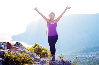 mutlu beyaz kadın ayakta eller tezahürat ile dağ tepesinde ücretsiz. etkin ve sağlıklı kadın Kırım dağlarında hiking