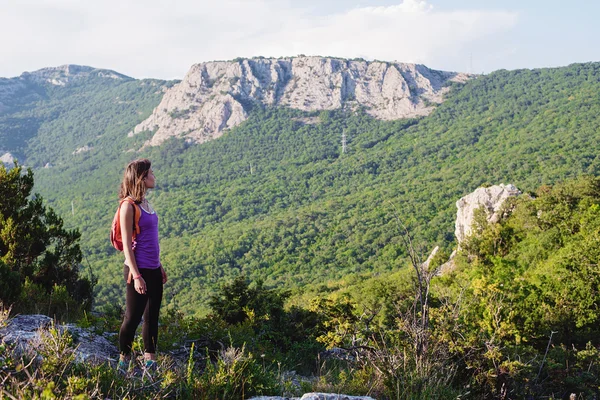 Wanita muda yang bahagia hiking di pegunungan. sehat dan gaya hidup aktif. gadis cantik di latar belakang alam — Stok Foto