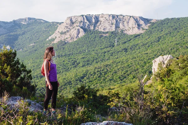 mutlu genç erkek dağda hiking. sağlıklı ve aktif bir yaşam tarzı. doğa arka plan güzel kız