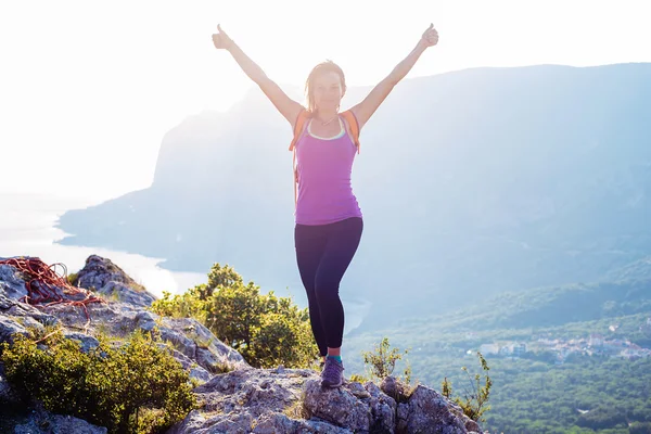 Freie glückliche kaukasische Frau, die auf dem Gipfel des Berges mit jubelnden Händen steht. aktive und gesunde Frau beim Bergwandern auf der Krim — Stockfoto