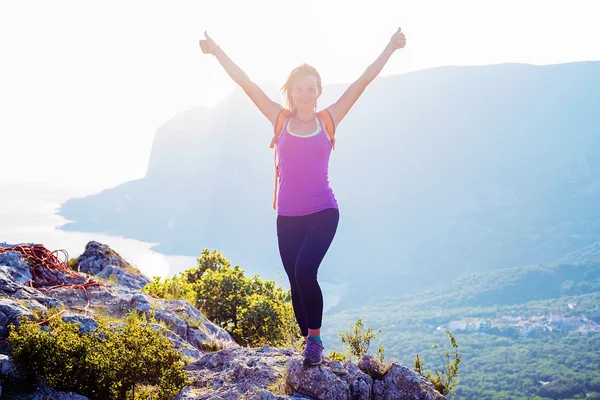 Free happy caucasian female standing on the top of mountain with cheering hands. active and healthy woman hiking in mountains in crimea — Stock Photo, Image