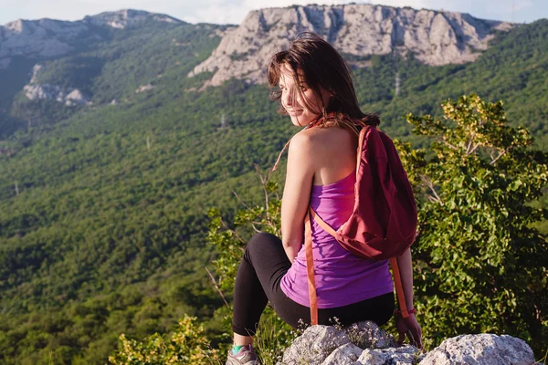 Happy young female hiking in mountains. healthy and active lifestyle. beautiful girl on nature background — Stock Photo, Image