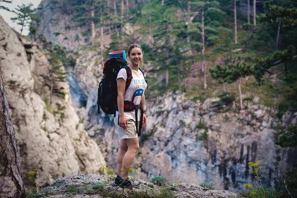 Kaukázusi természetjáró nő a trek hátizsák egészséges aktív életmód-hegységben található. Természetjáró lány a természet táj kirándulás a Krím-félszigeten. — Stock Fotó