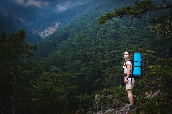 Kaukasische Wanderin auf Bergwanderung mit Rucksack, die einen gesunden aktiven Lebensstil führt. Wandermädchen auf Naturlandschaftstour auf der Krim. — Stockfoto