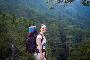 Beyaz uzun yürüyüşe çıkan kimse kadın Trek sağlıklı aktif yaşam tarzı yaşam sırt çantası ile dağlarda. Uzun yürüyüşe çıkan kimse kız doğa manzara üzerinde zam Kırım'da.