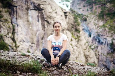 bir uçurum Crimea dağlarda oturan genç beyaz kadın