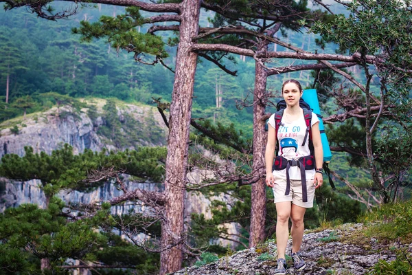 Kaukázusi természetjáró nő a trek hátizsák egészséges aktív életmód-hegységben található. Természetjáró lány a természet táj kirándulás a Krím-félszigeten. — Stock Fotó