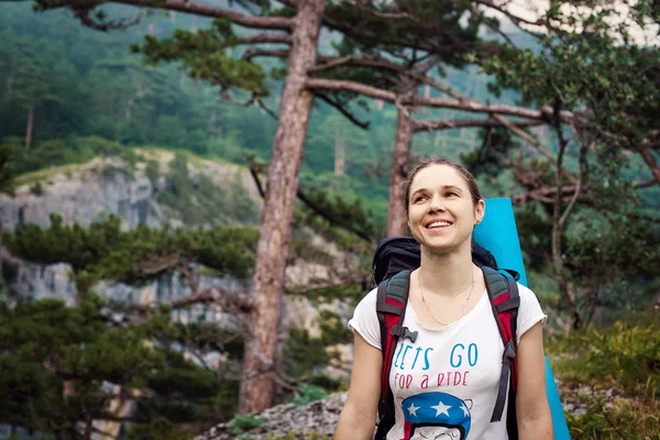 Kaukasische Wanderin auf Bergwanderung mit Rucksack, die einen gesunden aktiven Lebensstil führt. Wandermädchen auf Naturlandschaftstour auf der Krim. — Stockfoto