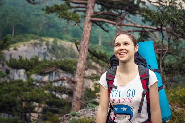 Kaukasische Wanderin auf Bergwanderung mit Rucksack, die einen gesunden aktiven Lebensstil führt. Wandermädchen auf Naturlandschaftstour auf der Krim. — Stockfoto