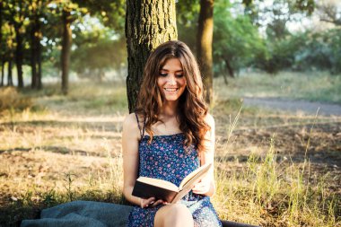 genç güzel beyaz kadın okuma kitabı Park