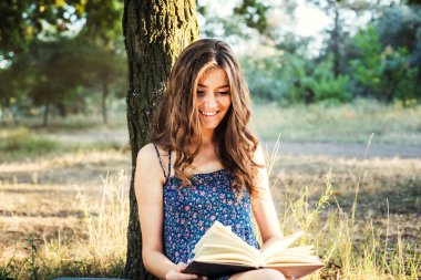 genç güzel beyaz kadın okuma kitabı Park