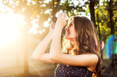 Genç beyaz kadın ile Park vintage fotoğraf makinesi