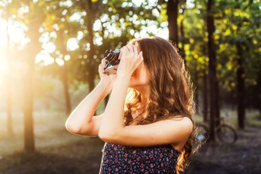 Genç beyaz kadın ile Park vintage fotoğraf makinesi