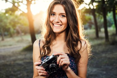 Genç beyaz kadın ile Park vintage fotoğraf makinesi