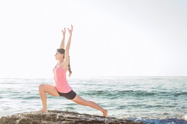 pratik Yoga sahilde genç beyaz kadın