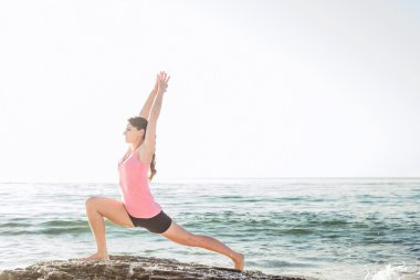 pratik Yoga sahilde genç beyaz kadın