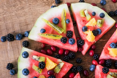 renkli tropikal meyve karpuz pizza kivi ile tepesinde,