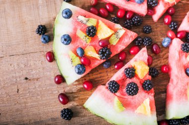 renkli tropikal meyve karpuz pizza kivi ile tepesinde,