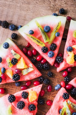renkli tropikal meyve karpuz pizza kivi ile tepesinde,