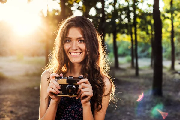 Молода біла жінка з старовинною камерою в парку — стокове фото