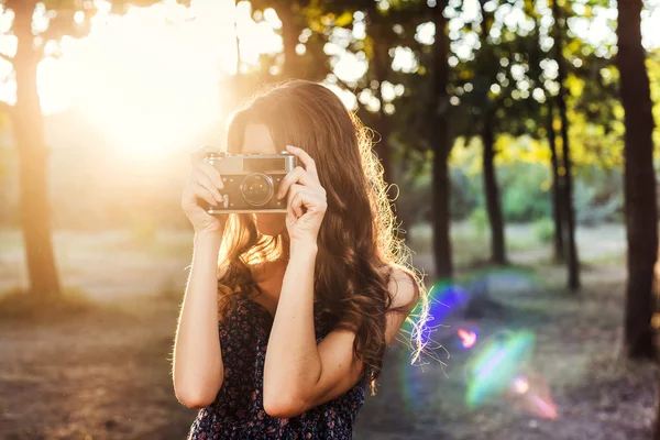 Junge Kaukasierin mit Vintage-Kamera im Park — Stockfoto