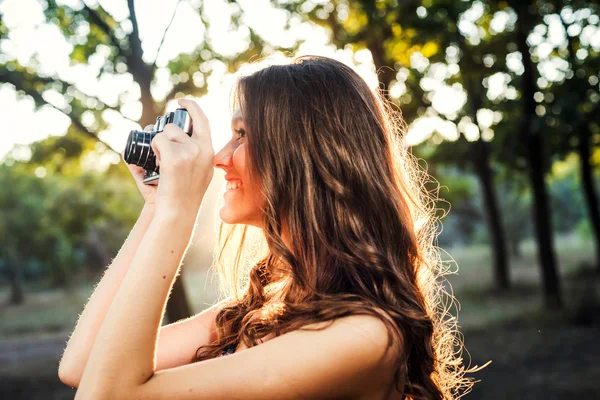 Junge Kaukasierin mit Vintage-Kamera im Park — Stockfoto