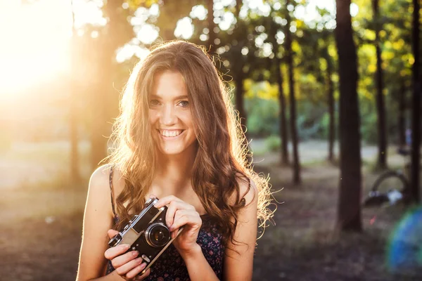 Junge Kaukasierin mit Vintage-Kamera im Park — Stockfoto