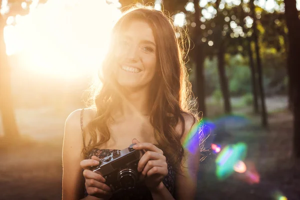 Junge Kaukasierin mit Vintage-Kamera im Park — Stockfoto