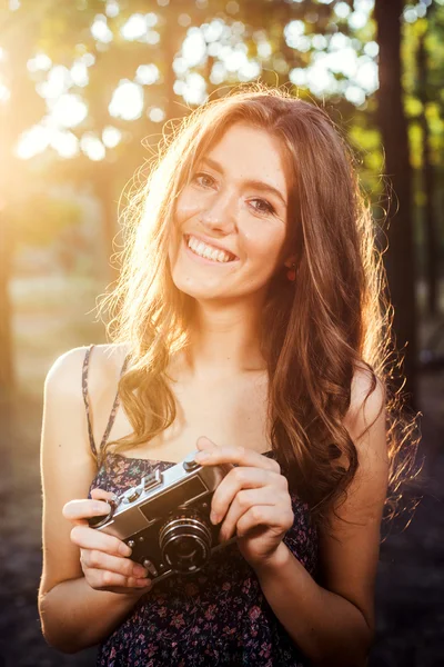 Junge Kaukasierin mit Vintage-Kamera im Park — Stockfoto