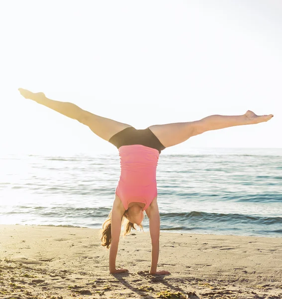 Junge kaukasische Frauen machen Übungen am Meer — Stockfoto