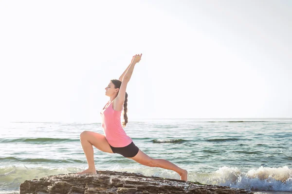 若い白人女性、海辺でヨガの練習 — ストック写真