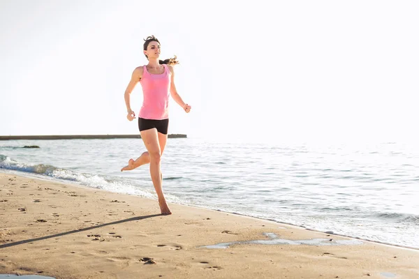 Pratik Yoga sahilde genç beyaz kadın — Stok fotoğraf