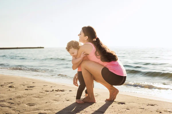 Mutter und Tochter amüsieren sich am Strand — Stockfoto