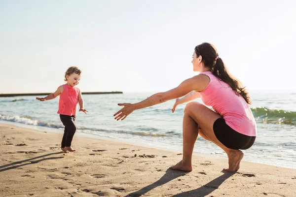 Mutter und Tochter amüsieren sich am Strand — Stockfoto