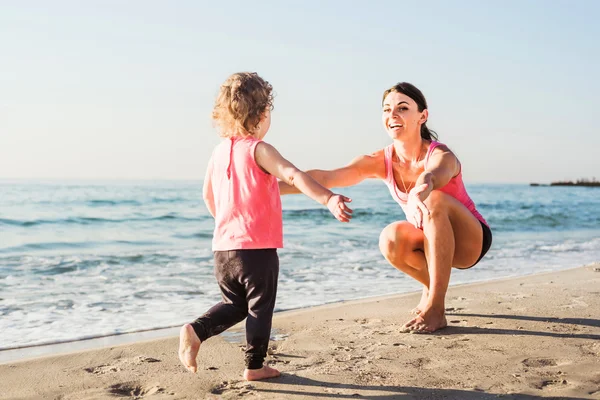 Мати і дочка розважаються на пляжі — стокове фото