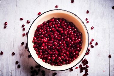 ahşap masa üzerinde taze cornel çilek ile büyük tabak