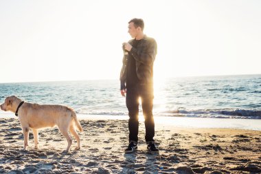 Genç beyaz erkek ile yürürken sahilde kahve içme