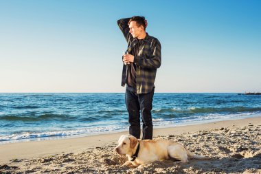 Genç beyaz erkek ile yürürken sahilde kahve içme