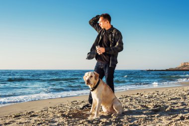 Genç beyaz erkek ile yürürken sahilde kahve içme
