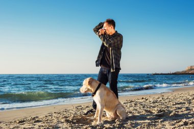 Genç beyaz erkek ile yürürken sahilde kahve içme