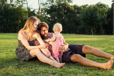 Genç mutlu aile açık havada park eğlenmek