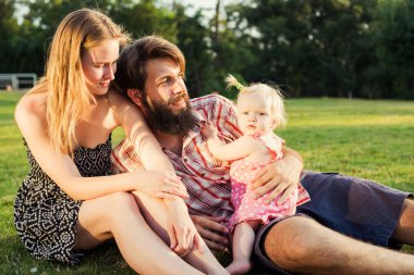 Genç mutlu aile açık havada park eğlenmek