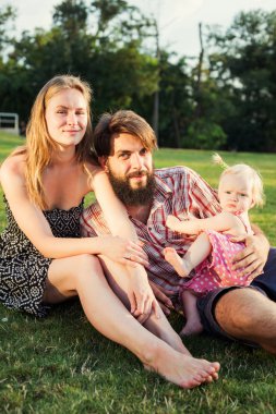 Genç mutlu aile açık havada park eğlenmek