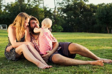 Genç mutlu aile açık havada park eğlenmek