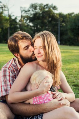 kadın emzirme Park, bebek ile mutlu aile
